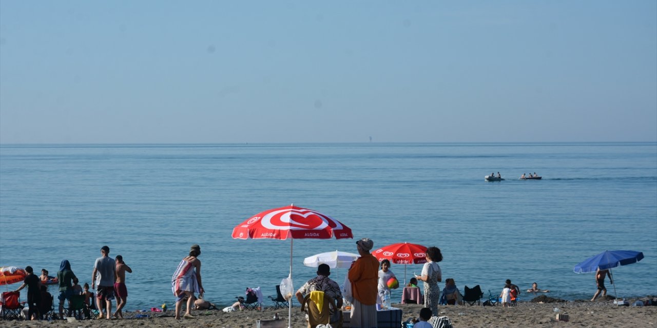 Düzce'de sıcak havadan bunalanlar denize girerek serinledi