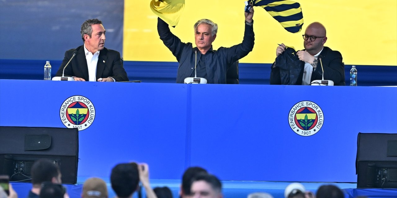 Jose Mourinho resmen Fenerbahçe'de