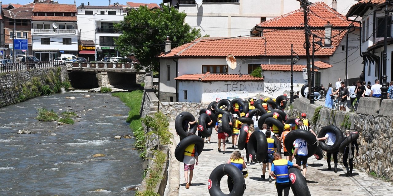 Kosova'da adrenalin tutkunları kamyon ve traktör şambrelleri ile rafting yaptı