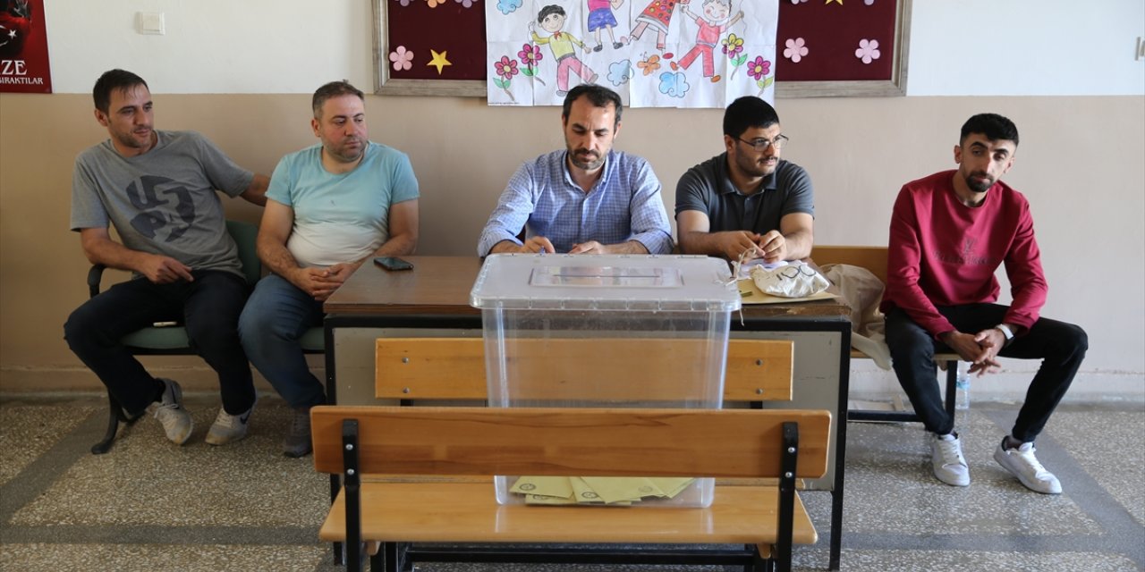 Siirt'te 31 Mart'taki seçimde 1 kişinin öldüğü Konacık'ta muhtarlık seçimi yenilendi
