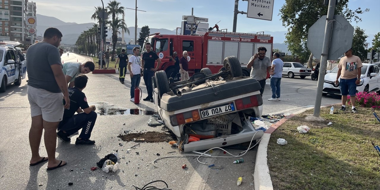 Antalya'da iki otomobilin çarpışması sonucu 4 kişi yaralandı