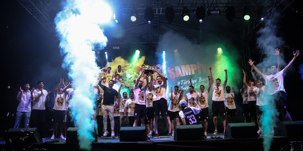 Basketbol Süper Ligi'ne yükselen Mersin Büyükşehir Belediyesi şampiyonluğu kutladı