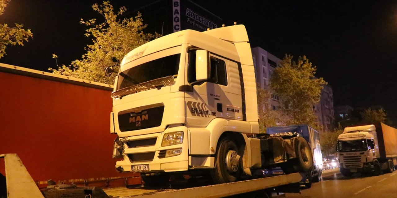İzmir'de dorsesi devrilen hafriyat kamyonunun şoförü yaralandı