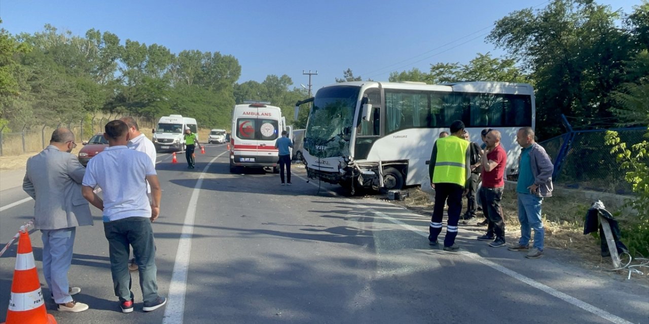 Tekirdağ'da işçi servisi ile panelvanın çarpışması sonucu 2 kişi öldü, 9 kişi yaralandı