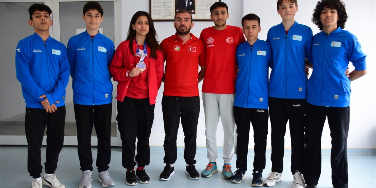 Madalyalı maratoncu beden eğitimi öğretmeni, milli takımlara yeni sporcular yetiştiriyor