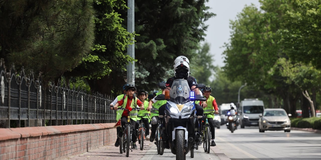 Konya'da okula bisikletle konvoy halinde giden öğrencilere zabıtalar eşlik ediyor