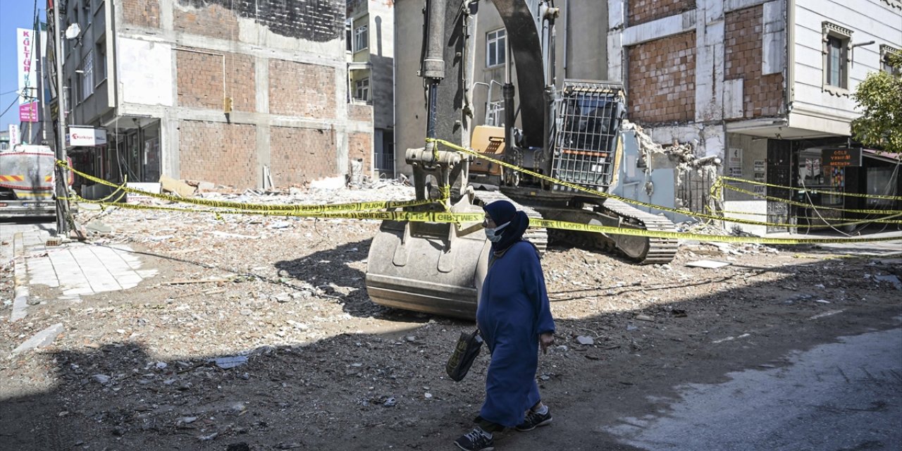 Küçükçekmece'de çöken apartman ile yıkımı yapılan binanın enkazı kaldırıldı