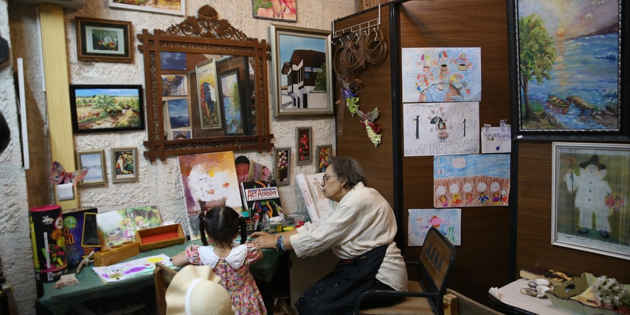 Emekli öğretmen, tarihi külliyede açtığı atölyede çocukları sanatla tanıştırıyor