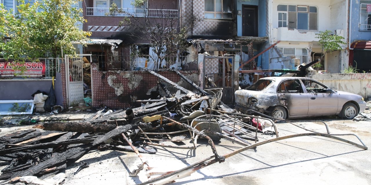 Hatay'da sokaktaki hurdalarda başlayan yangın apartmana ve otomobile sıçradı