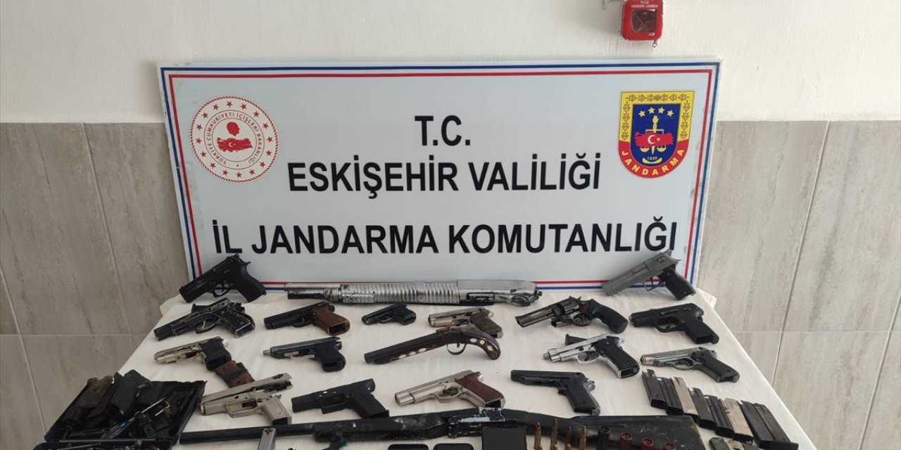 Eskişehir'de 13 ruhsatsız tabanca ele geçirildi