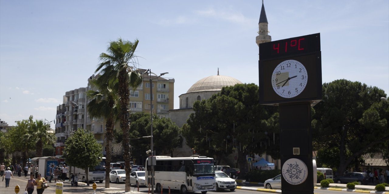 Aydın'da sıcak hava nedeniyle cadde ve sokaklarda yoğunluk azaldı