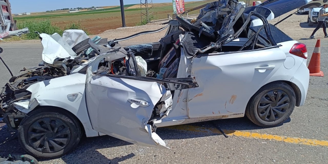 Diyarbakır'da tıra arkadan çarpan otomobilin sürücüsü hayatını kaybetti