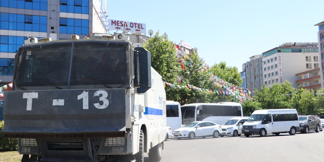 Batman'da izinsiz yürüyüş yapmak isteyen gruba polis müdahale etti