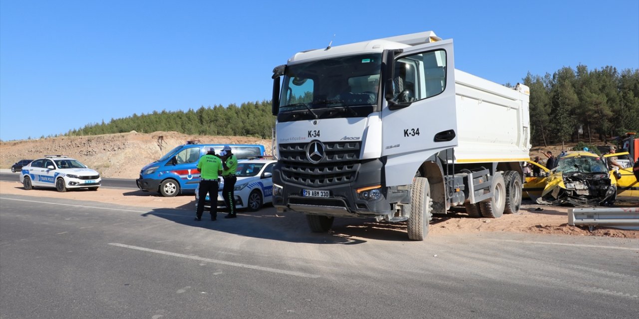 Kilis’te kamyonla çarpışan taksideki 2 kişi öldü, 8 kişi yaralandı
