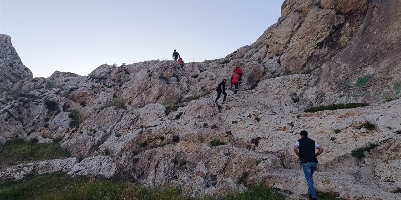 Van Kalesi'nden düşerek yaralanan çocuğu ekipler kurtardı