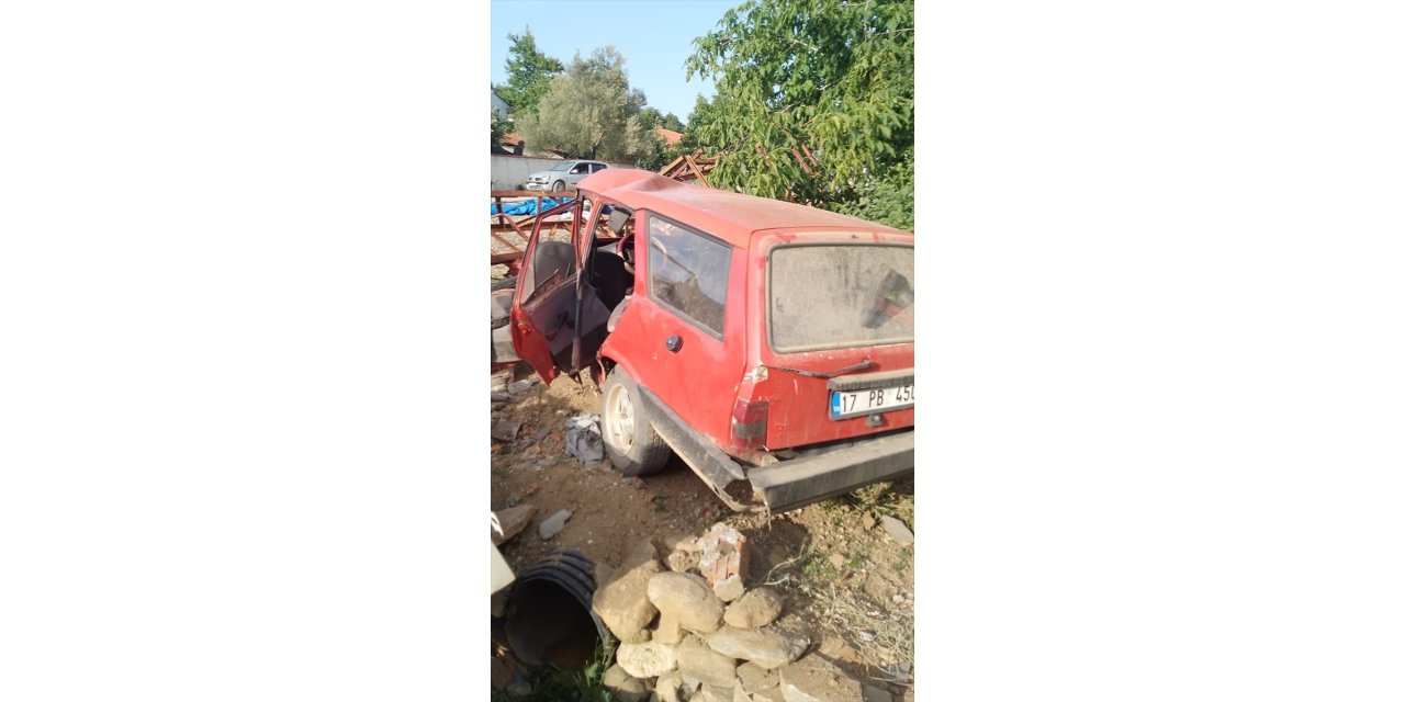 Çanakkale'de elektrik direğine çarpan otomobildeki 2 kişi ağır yaralandı