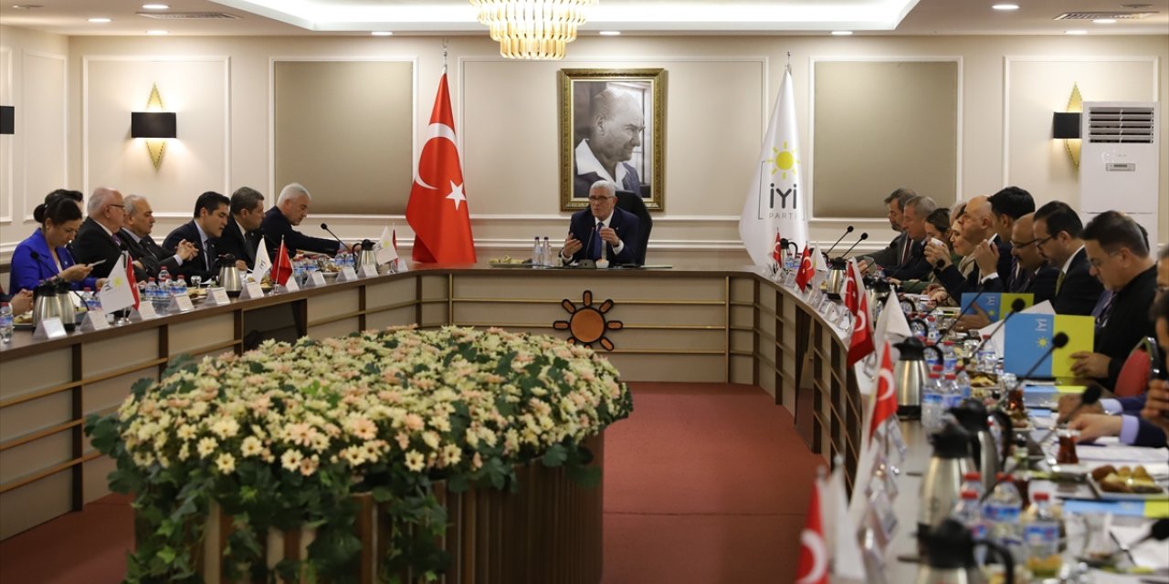 İYİ Parti Genel Başkanı Dervişoğlu, partisinin Başkanlık Divanı ve GİK üyeleriyle bir araya geldi