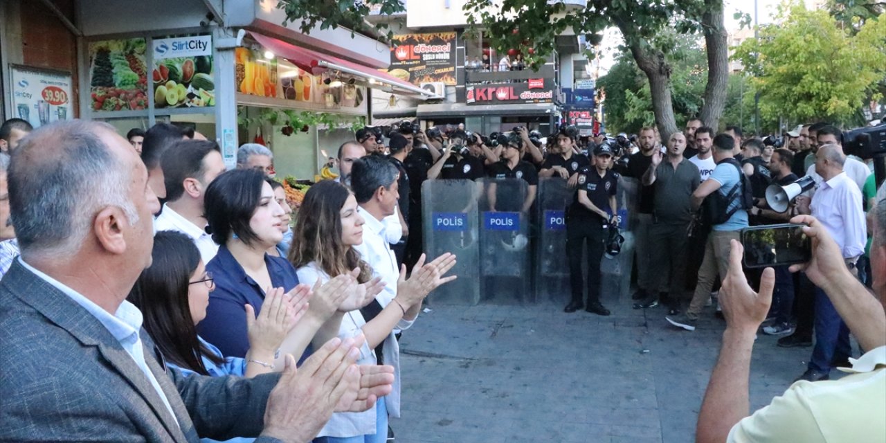 Siirt'te izinsiz basın açıklaması yapmak isteyen gruba polis müdahale etti