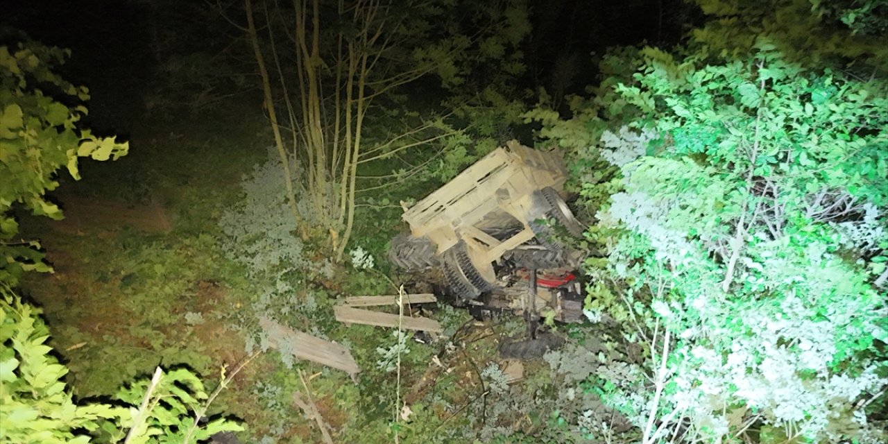 Düzce'de şarampole devrilen traktördeki 3 kişi yaralandı