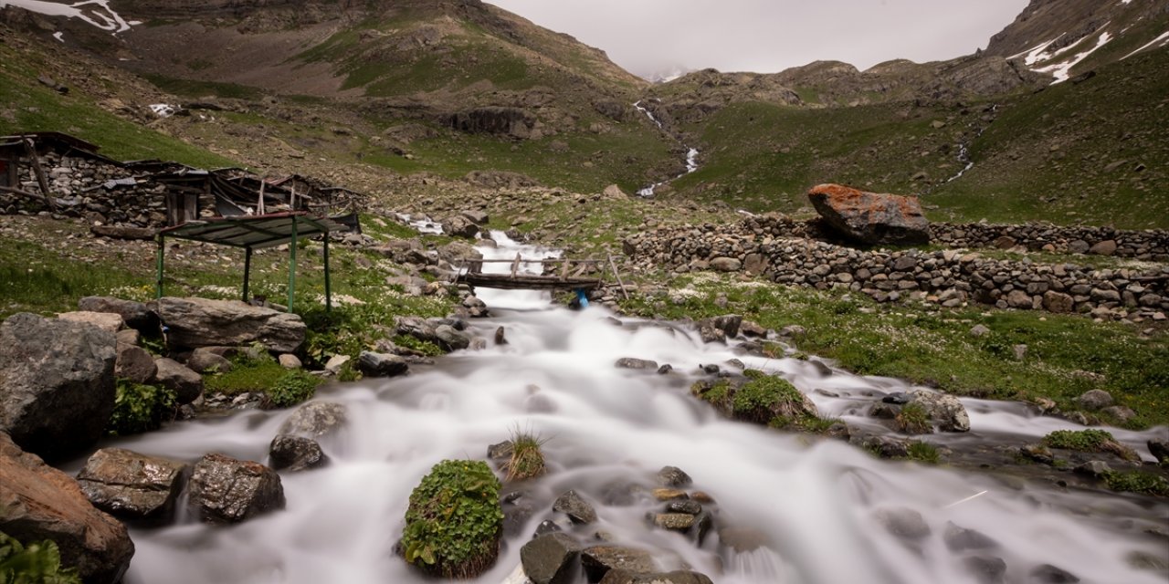 Erzurum-Rize sınırındaki zirveler doğaseverleri bekliyor