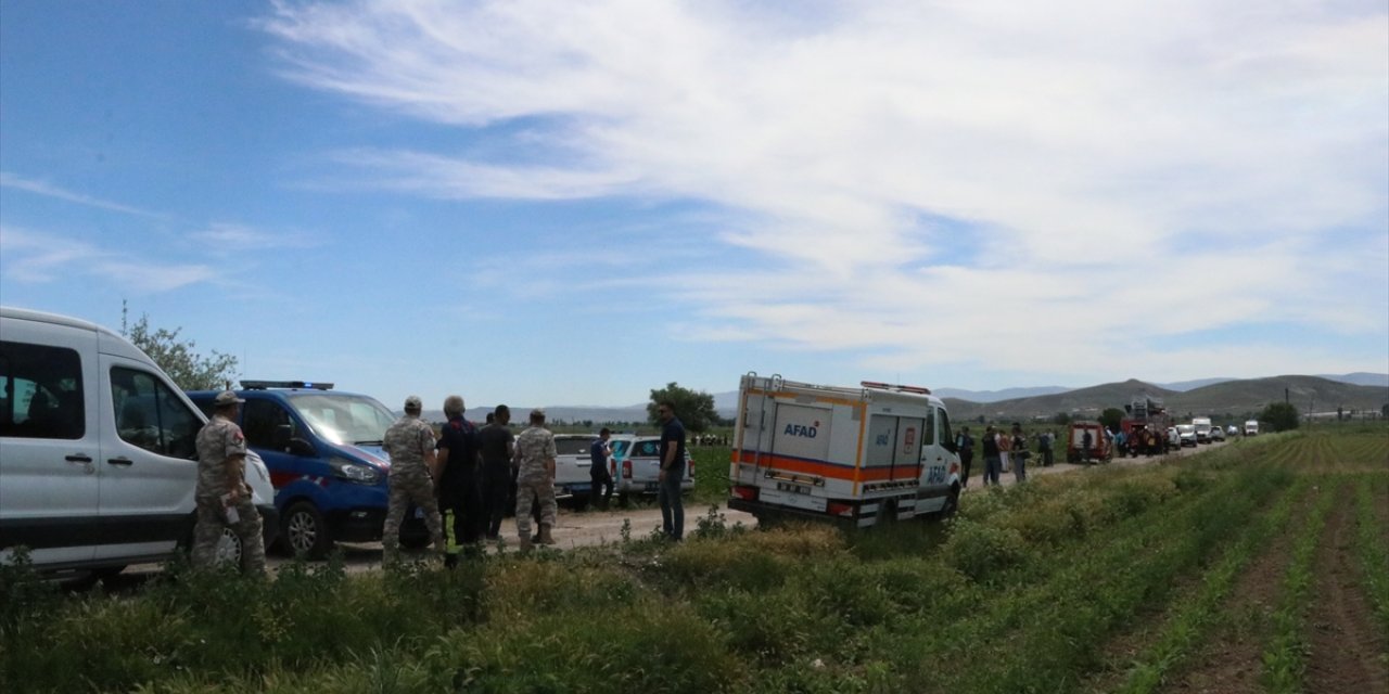 Kayseri'de eğitim uçağının işçilerin üzerine düşmemesi için yön değiştirdiği iddiası