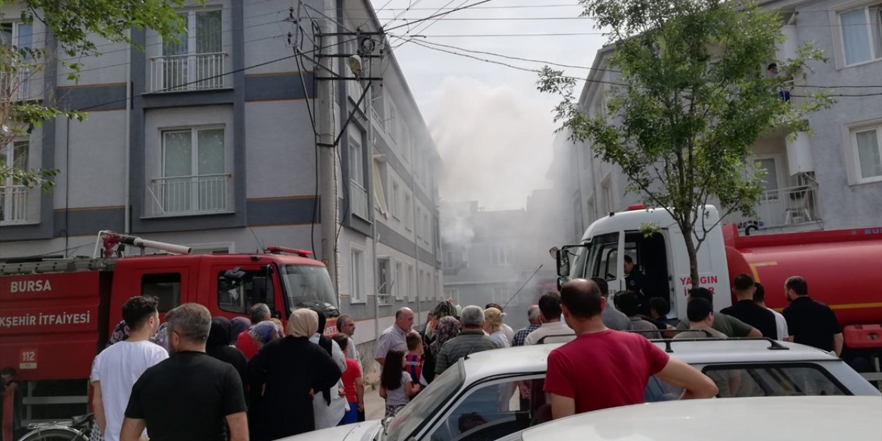 Bursa'da evde çıkan yangında dumandan etkilenen 3 kişi hastaneye kaldırıldı