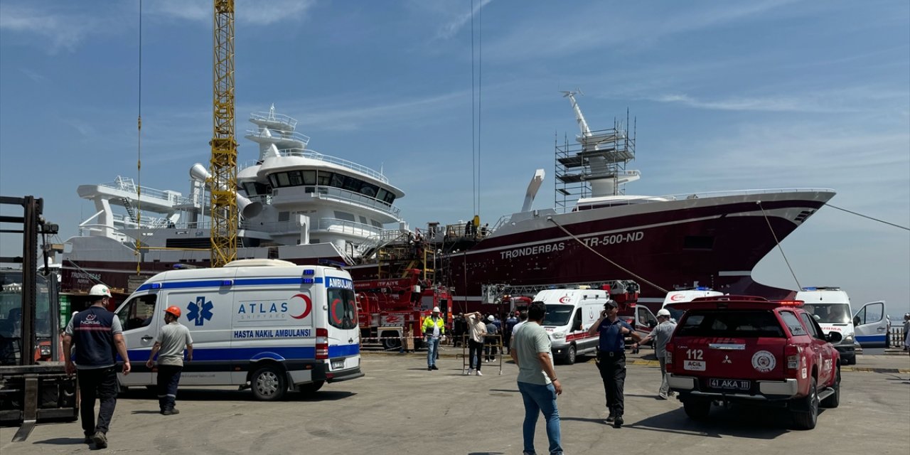 GÜNCELLEME - Kocaeli'de tersanedeki gemide çıkan yangında yaralanan 4 personel hastaneye kaldırıldı