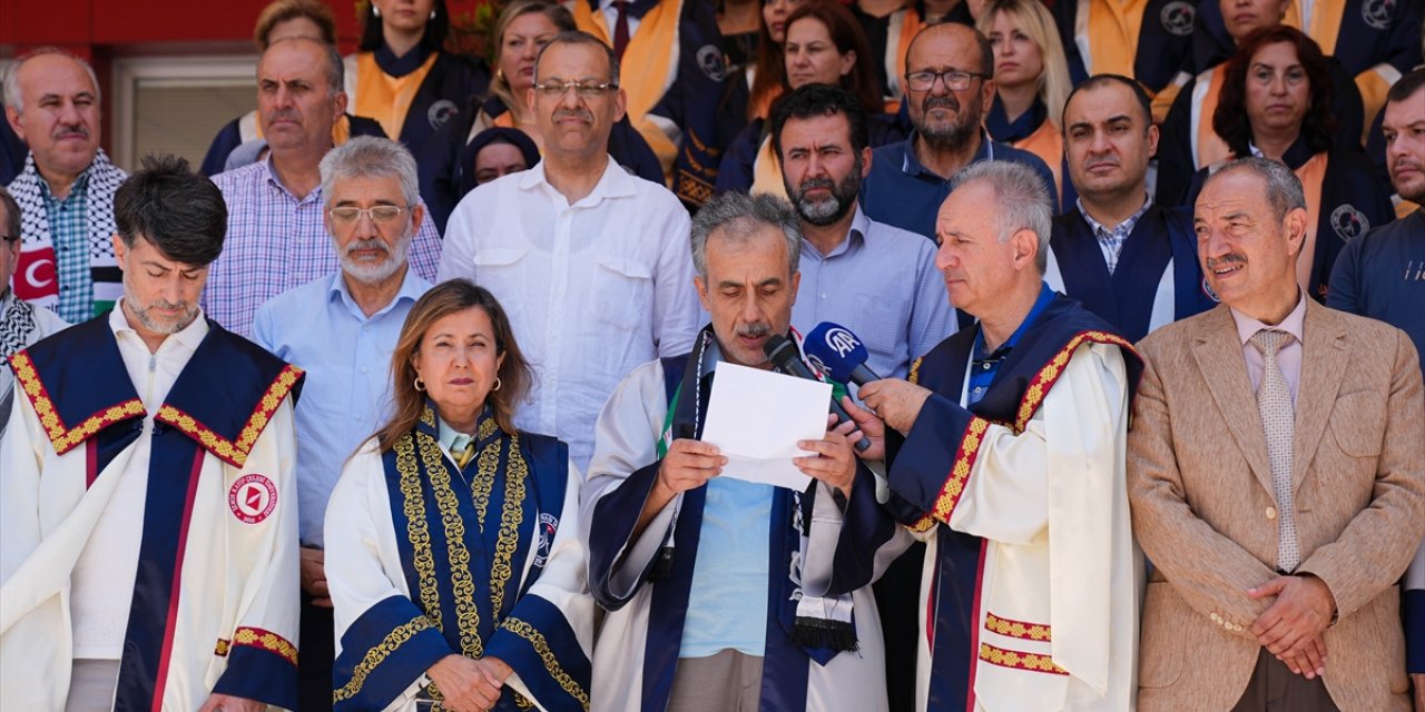 İzmir'de akademisyenler İsrail'in Gazze'ye saldırılarını protesto etti