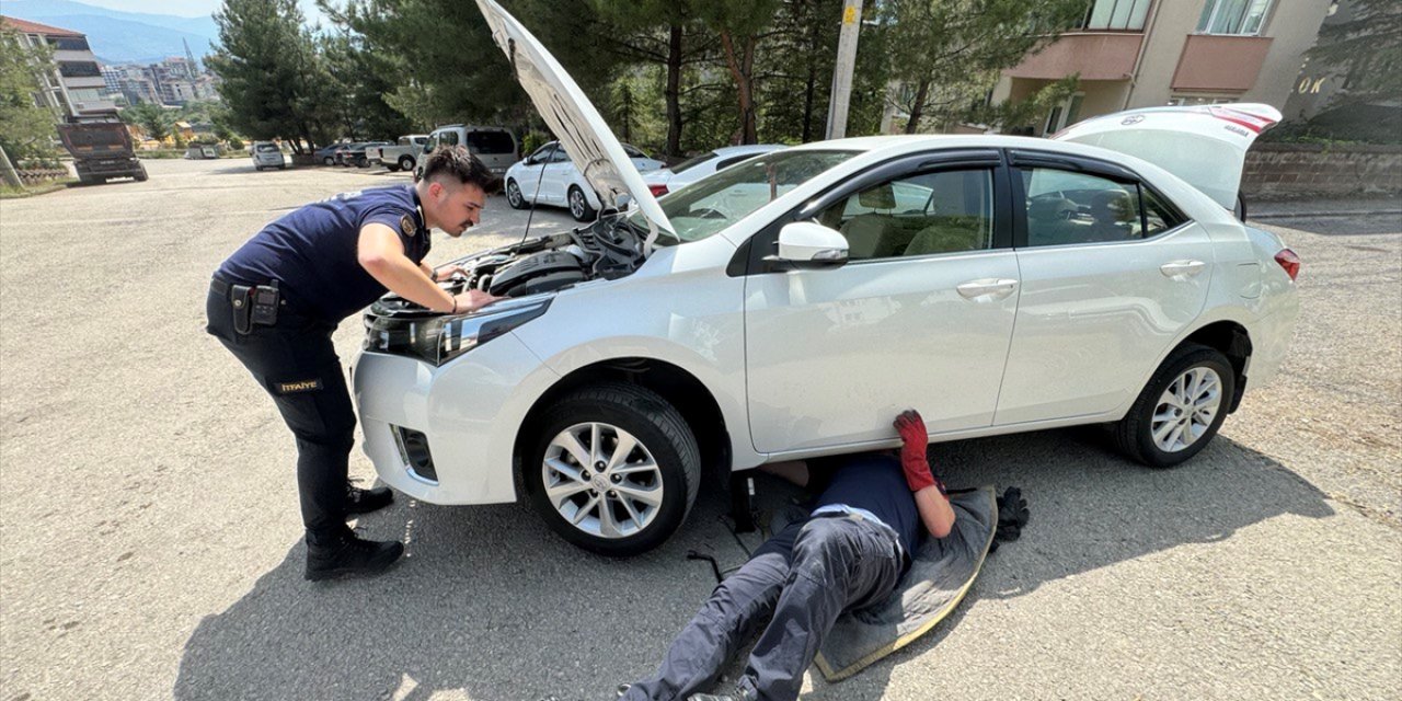 Karabük'te otomobilin motor kısmına sıkışan kedi yavrusu kurtarıldı