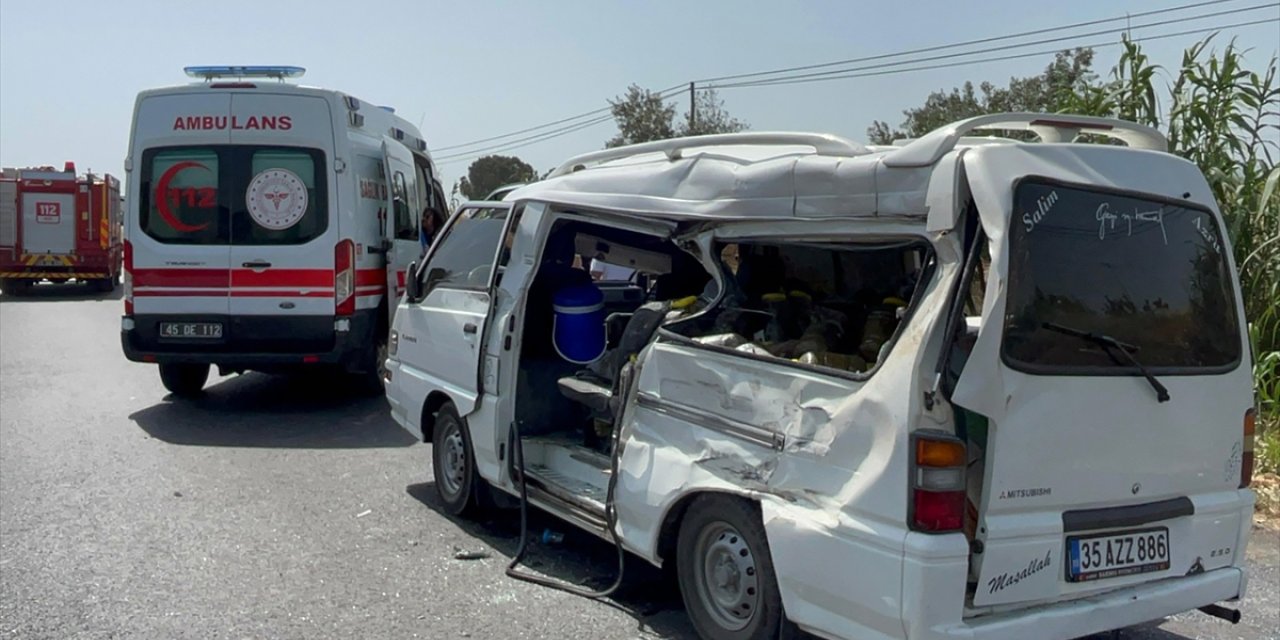 Manisa'da panelvanla hafif ticari aracın çarpıştığı kazada 1 kişi öldü, 4 kişi yaralandı