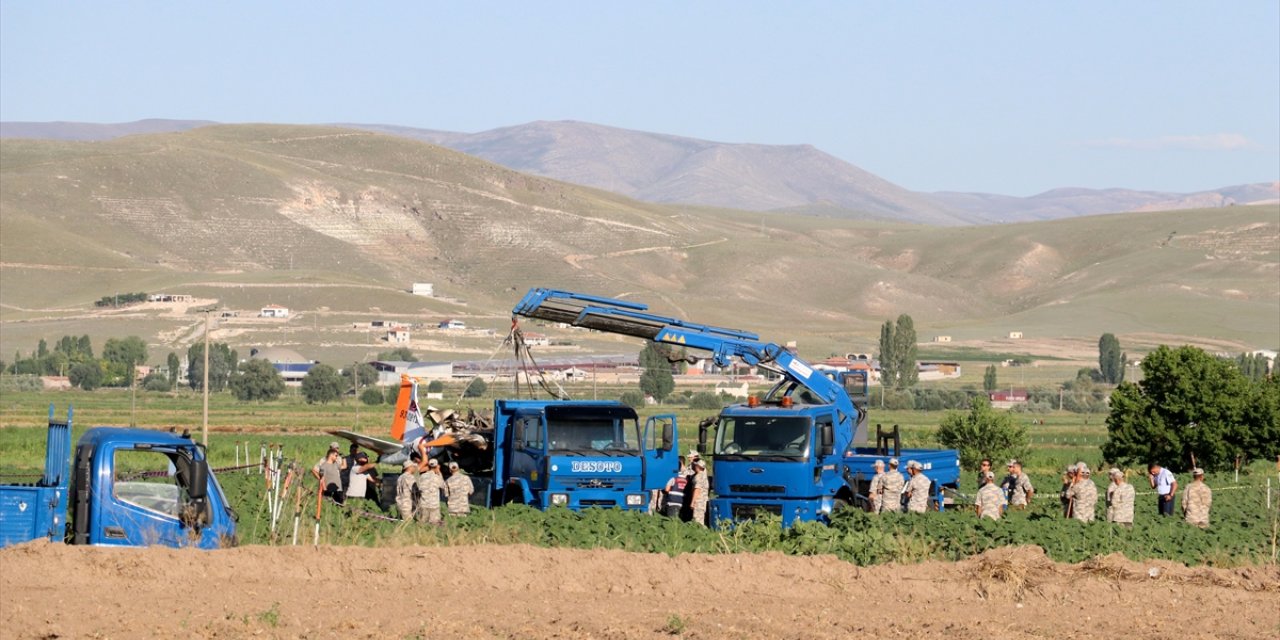 Kayseri'de kaza kırıma uğrayan eğitim uçağının enkazı kaldırıldı