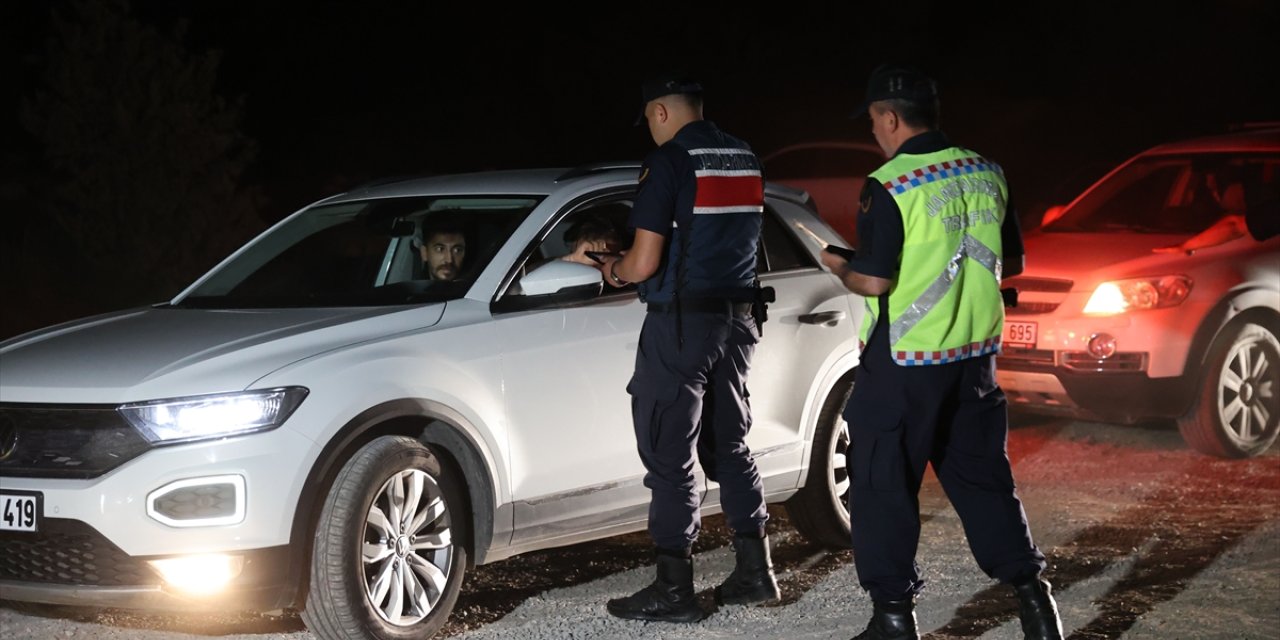 Sivas'ta jandarma ekipleri trafik ve asayiş uygulaması yaptı