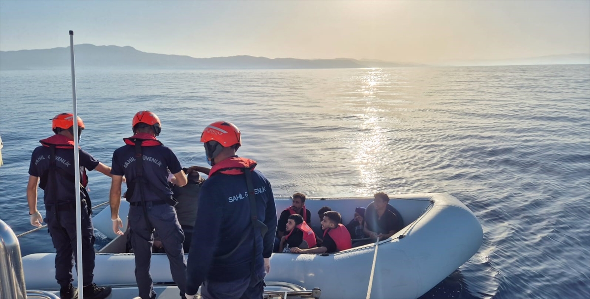 İzmir açıklarında 57 düzensiz göçmen kurtarıldı, 41 göçmen yakalandı