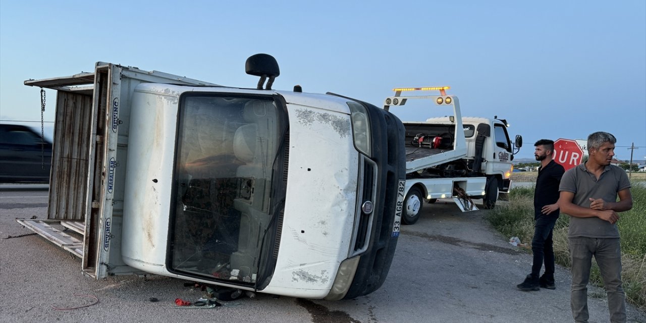 Aksaray'da otomobil ile kamyonetin çarpışması sonucu 5 kişi yaralandı