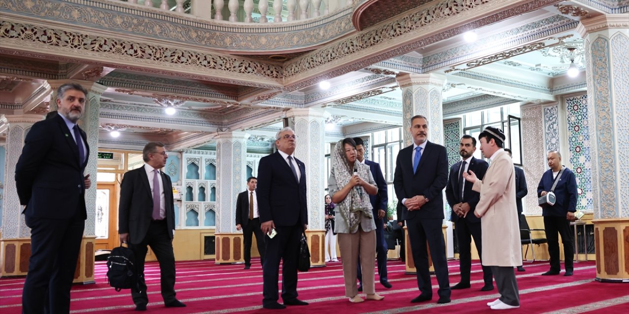 Dışişleri Bakanı Fidan, Urumçi'de Yanghang Camii'ni ve Uluslararası Büyük Pazar'ı ziyaret etti