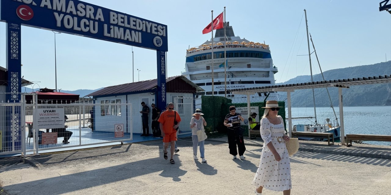 "Astoria Grande" kruvaziyeri 788 yolcusuyla Amasra'da demirledi