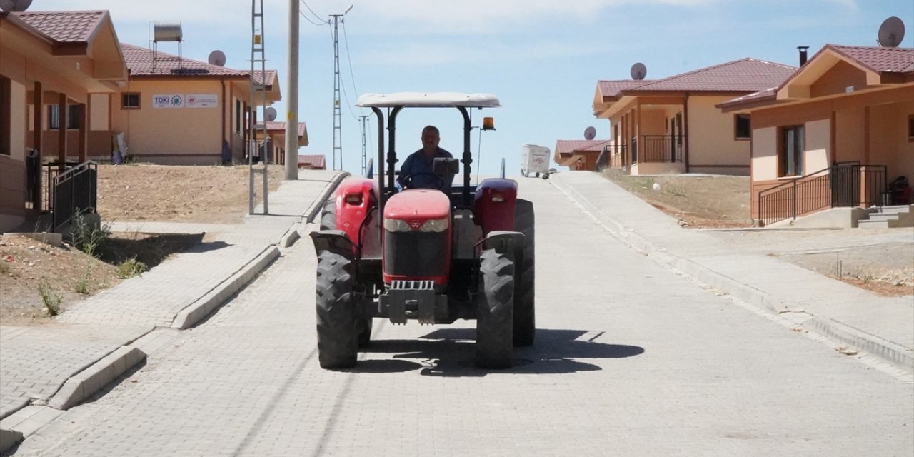 Adıyaman'da köy evlerinin depremzedelere teslimi sürüyor