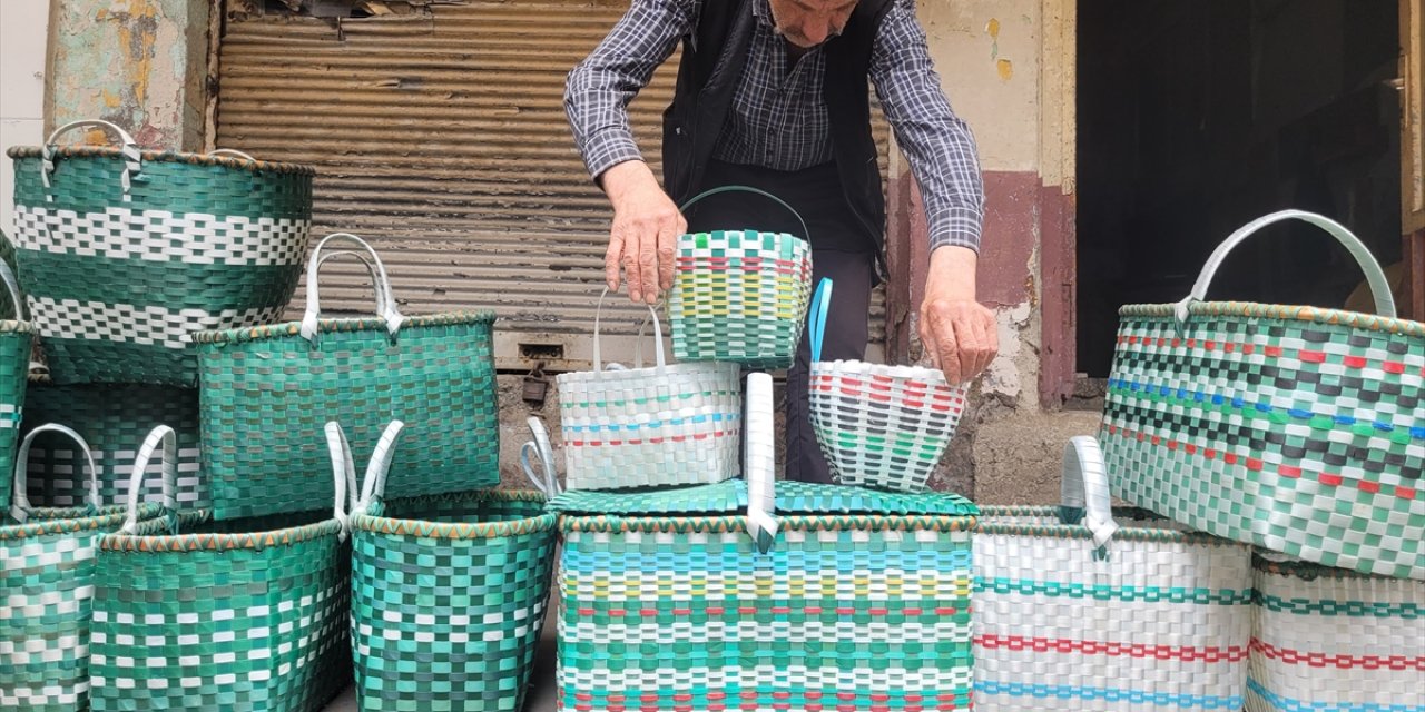 İnşaatlardan topladığı atık plastiklerden sepet yapıyor