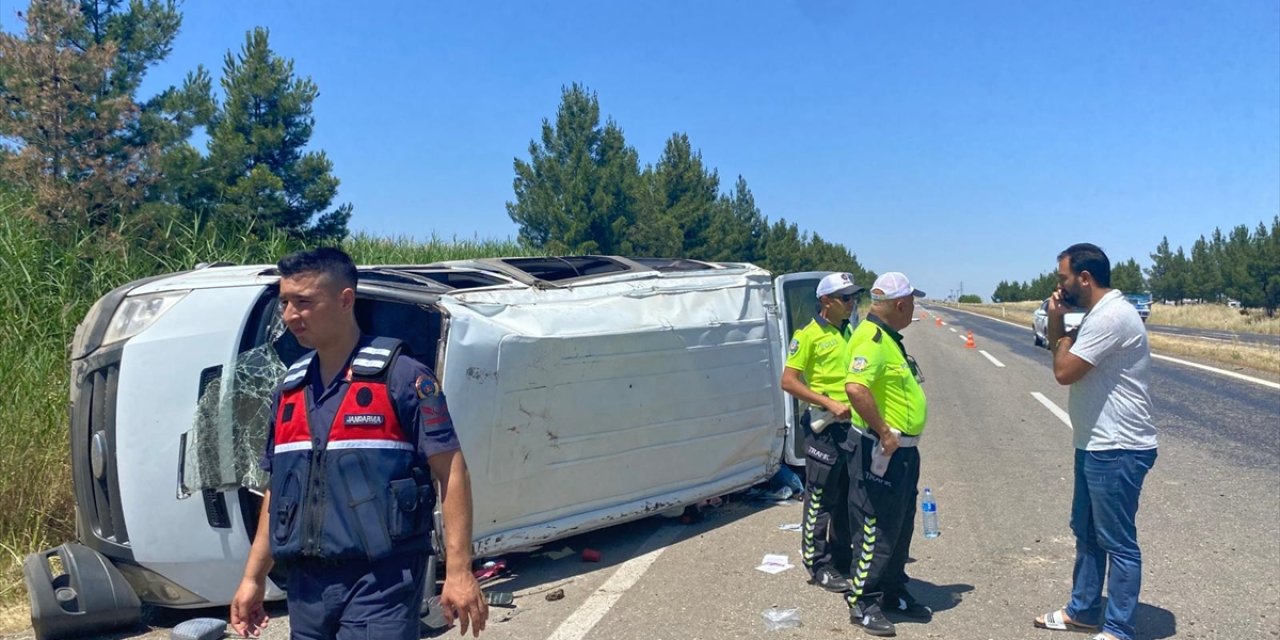 Diyarbakır'da devrilen kamyonetteki 7 kişi yaralandı