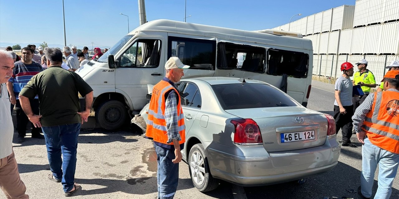 Kahramanmaraş'ta minibüs ile otomobil çarpıştı, 10 kişi yaralandı