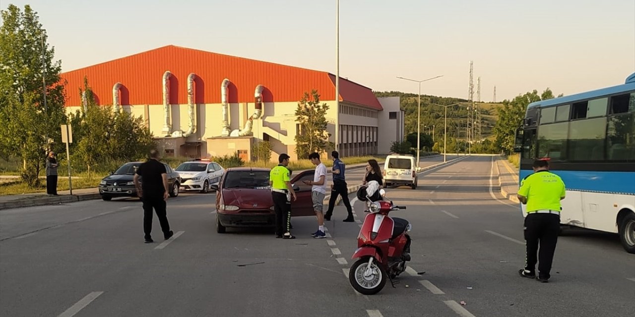 Kütahya'da kampüste sahipsiz köpeklerden kaçarken otomobille çarpışan motosikletteki 2 öğrenci yaralandı