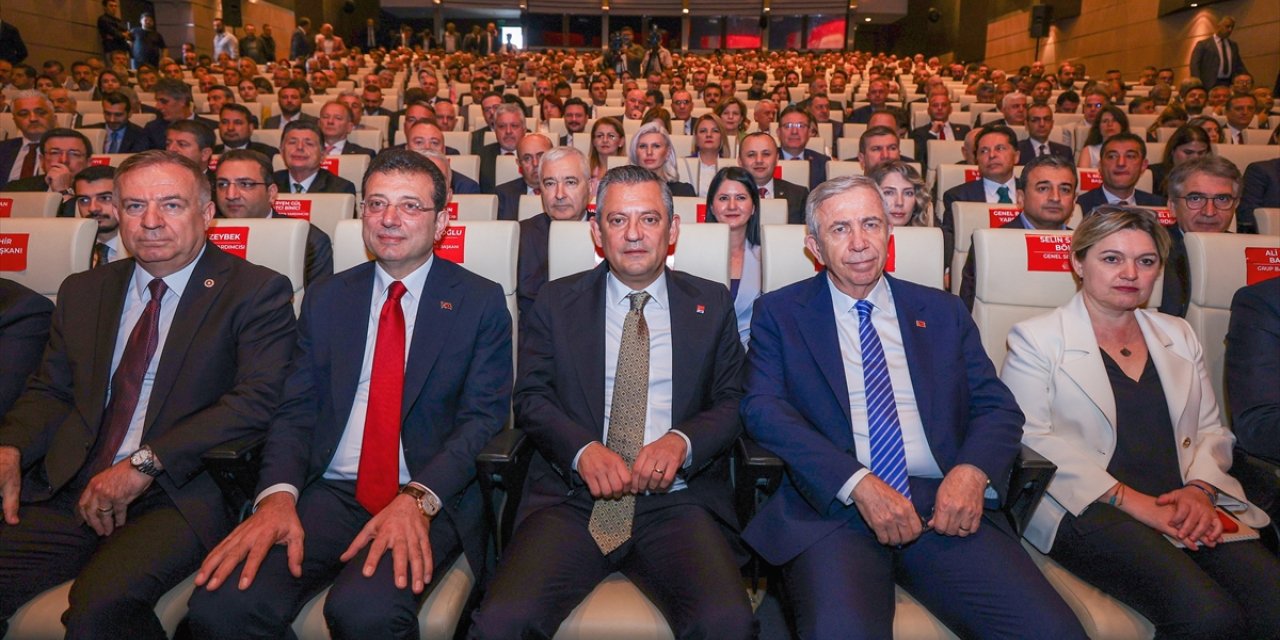 CHP Genel Başkanı Özel, partisinin belediye başkanlarıyla bir araya geldi