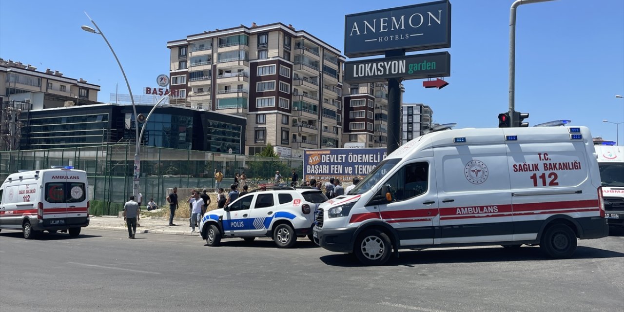 Diyarbakır'da trafikte yol verme meselesinden çıkan kavgada 4 kişi yaralandı