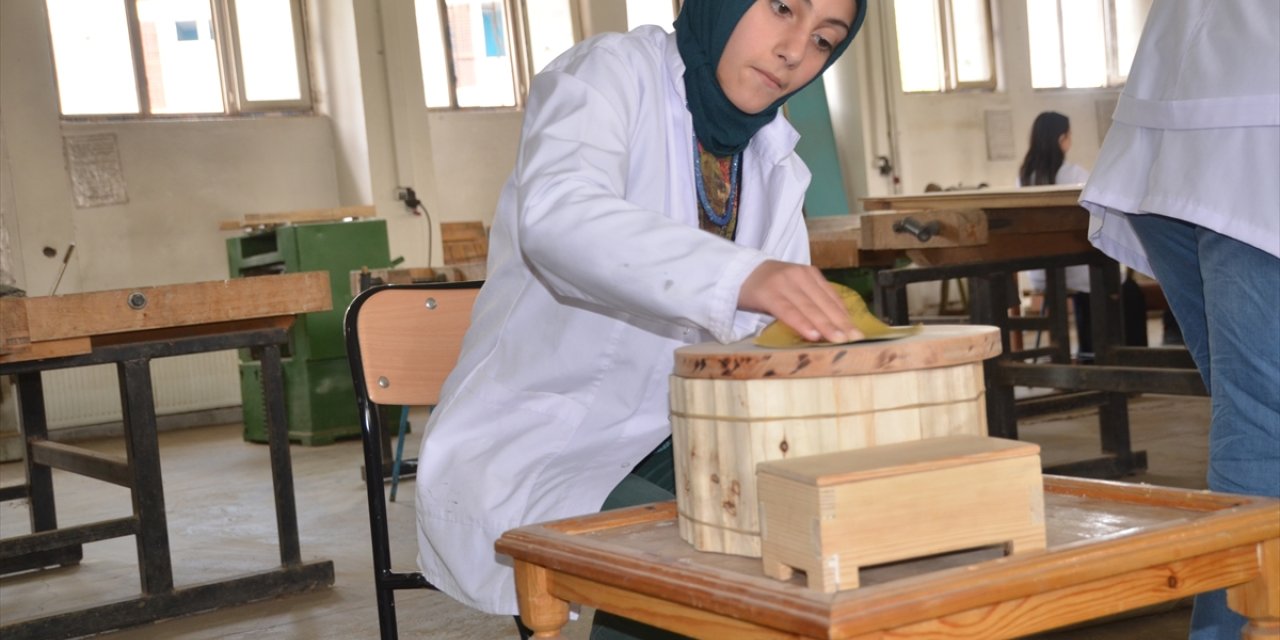 Meslek lisesinin "özel öğrencileri" atölyelerde becerilerini geliştiriyor