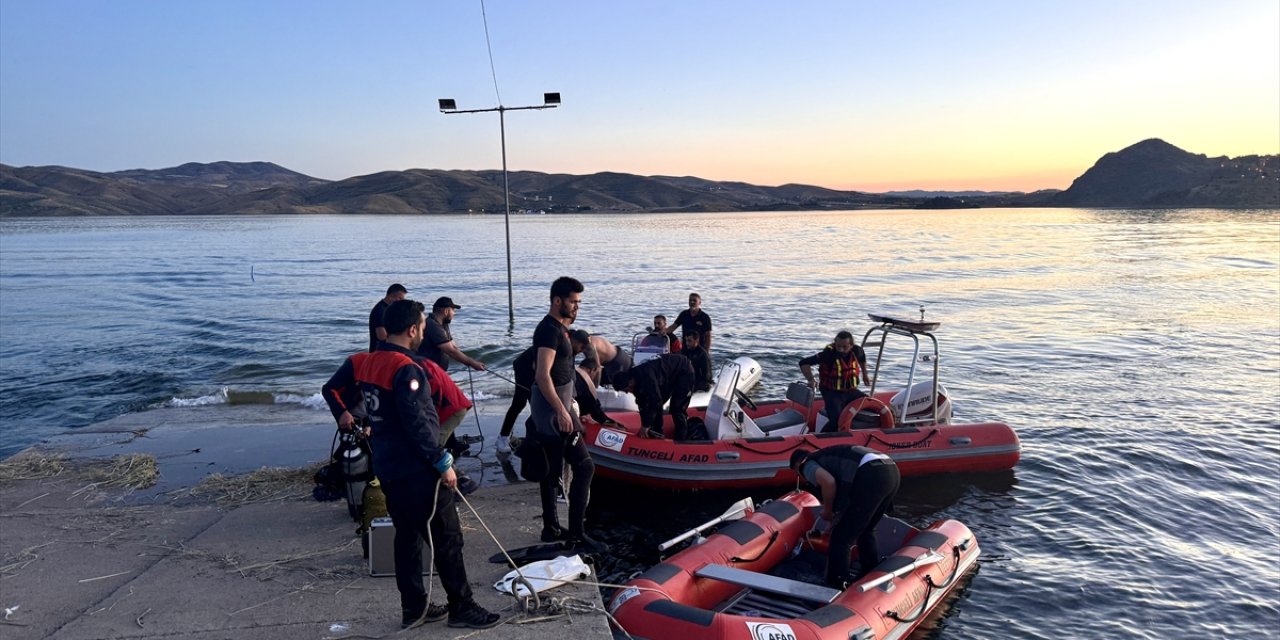 Tunceli'de feribottan atlayan kişinin bulunması için çalışmalar sürüyor
