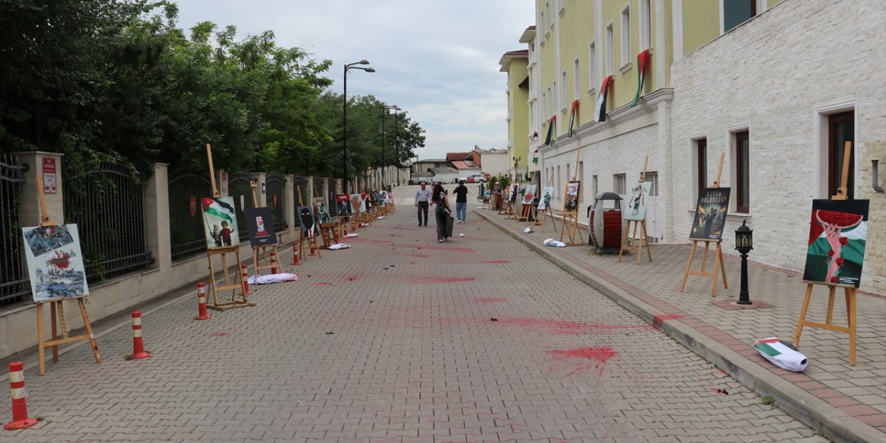 Üsküp'teki Uluslararası Balkan Üniversitesi öğrencilerinden Filistin’e destek gösterisi