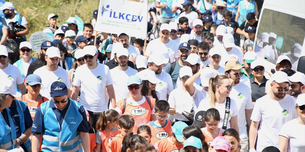 Kocaeli'de içme suyu ve sulama göletinin çevresinden 1 ton atık toplandı