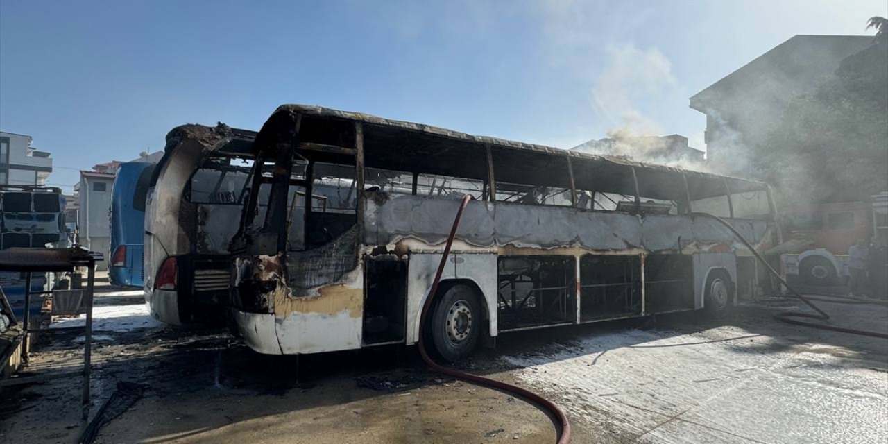 Kocaeli'de çıkan yangında 3 otobüs kullanılamaz hale geldi