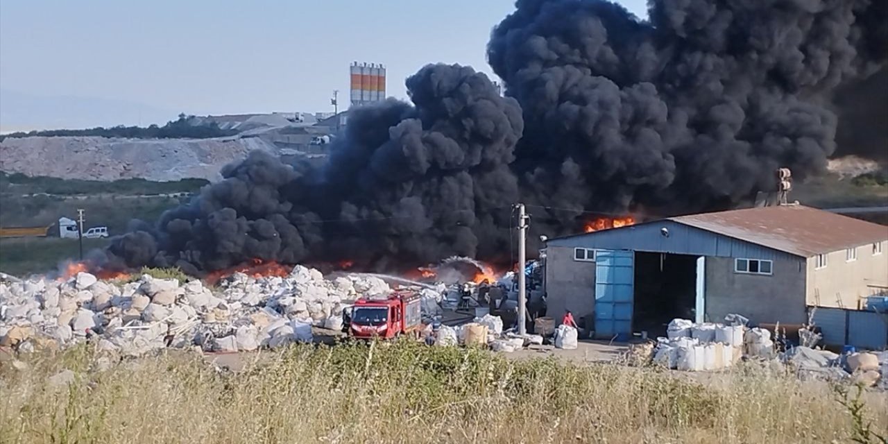 Kocaeli'de geri dönüşüm tesisinde çıkan yangına müdahale ediliyor