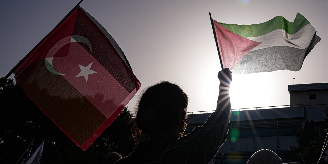 İzmir'de üniversite öğrencileri İsrail'i protesto etti